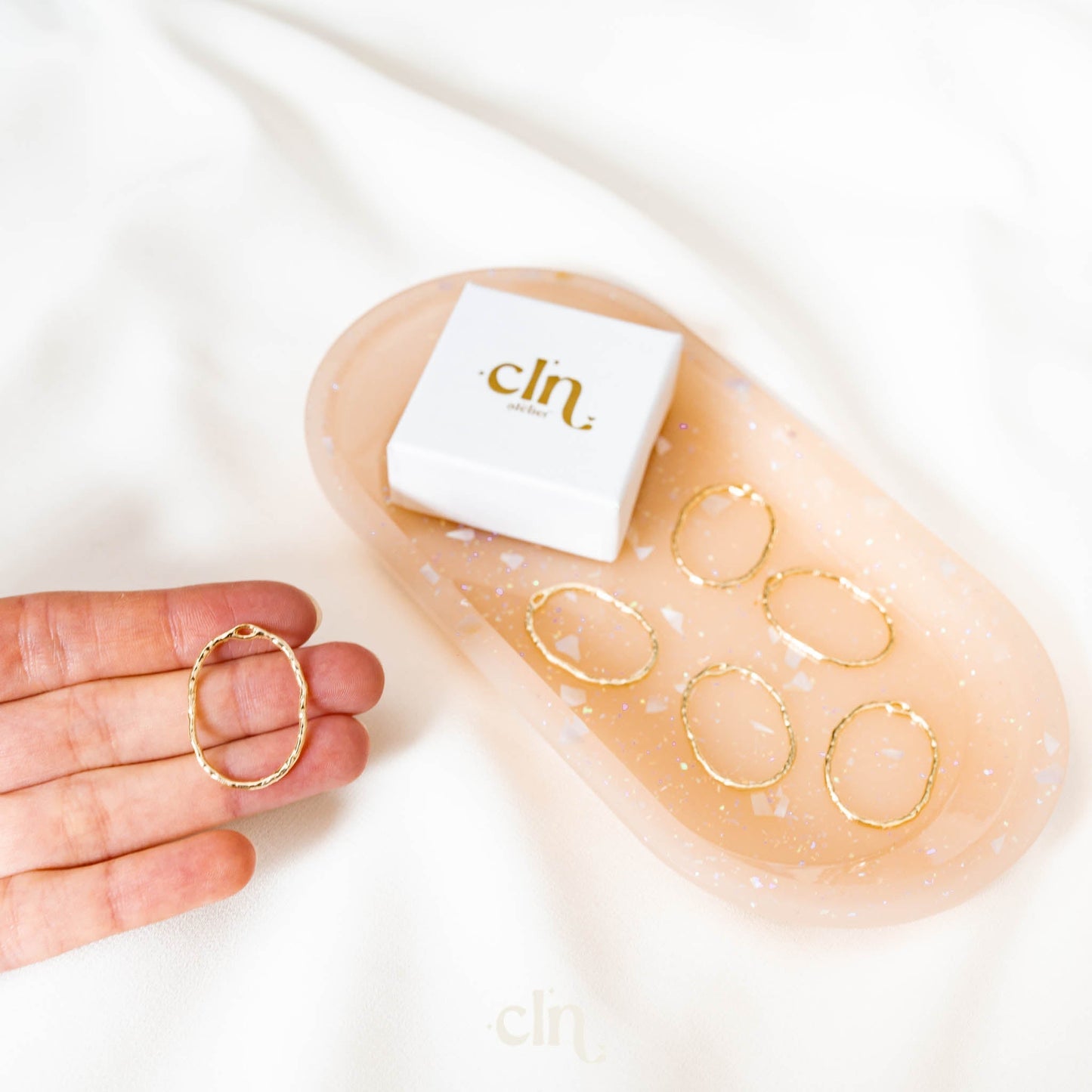 Organic oval charm silver - CLN Atelier