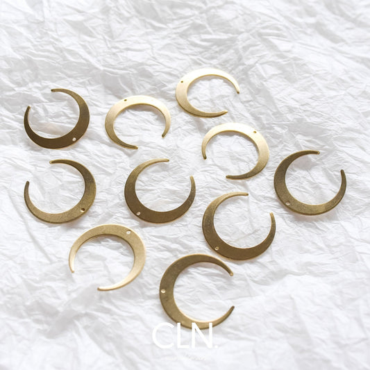 Crescent Charm 10 Pieces - Brass charm - CLN Atelier