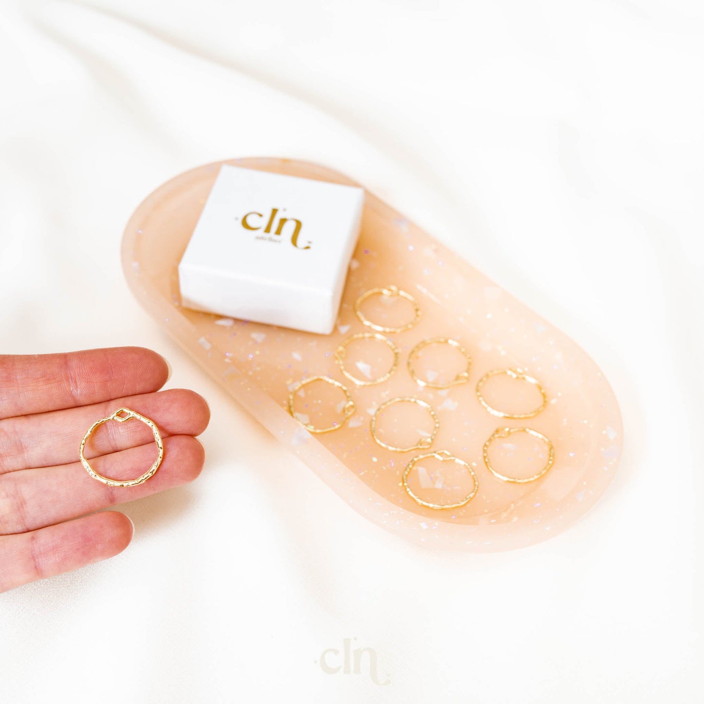 Organic circle charm smal - CLN Atelier