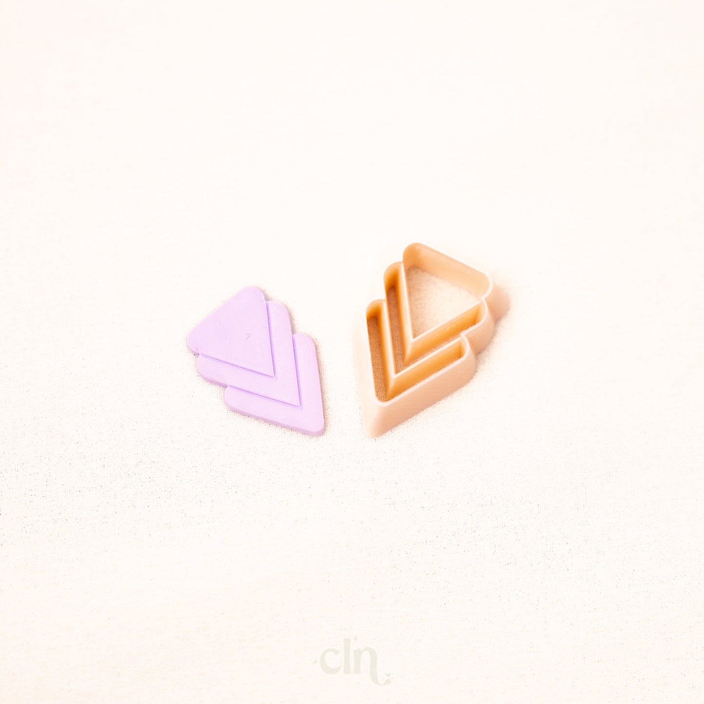 Embossed arrow triangle shape - Cutter - CLN Atelier