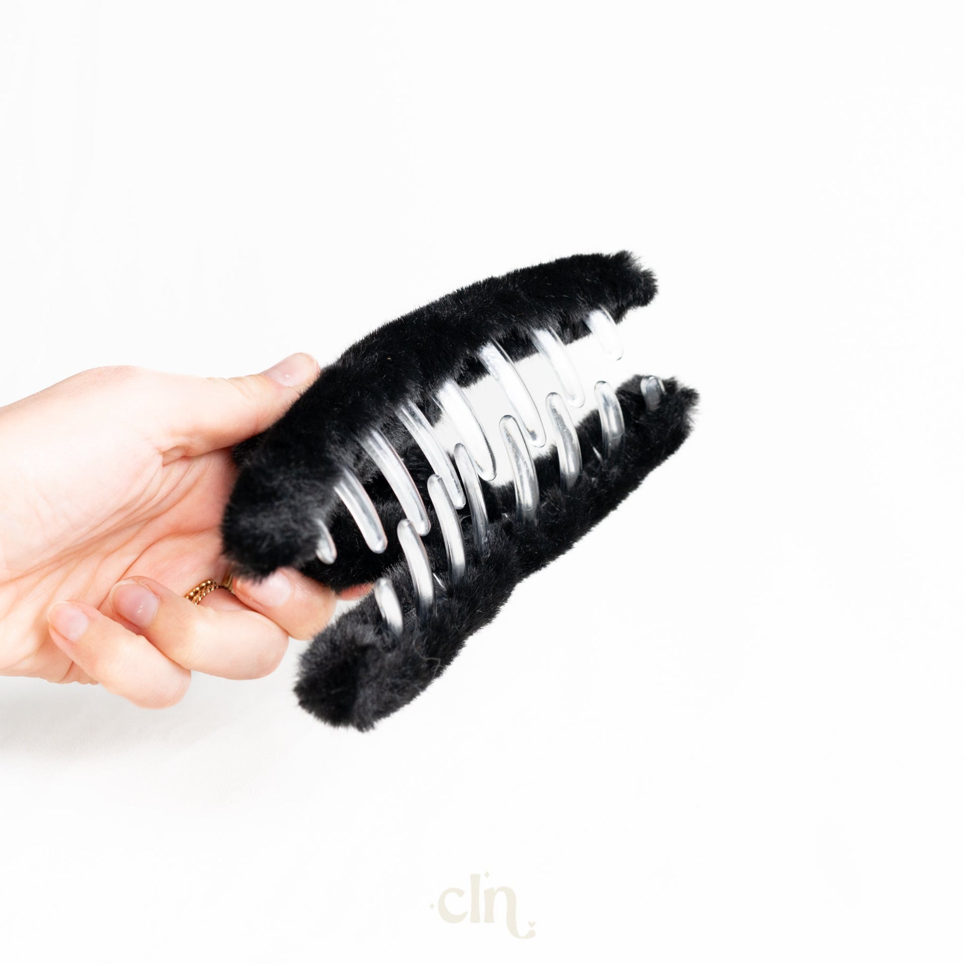 Fluffy faux fur XL hair clip (2 colors) - Hairclips - CLN Atelier