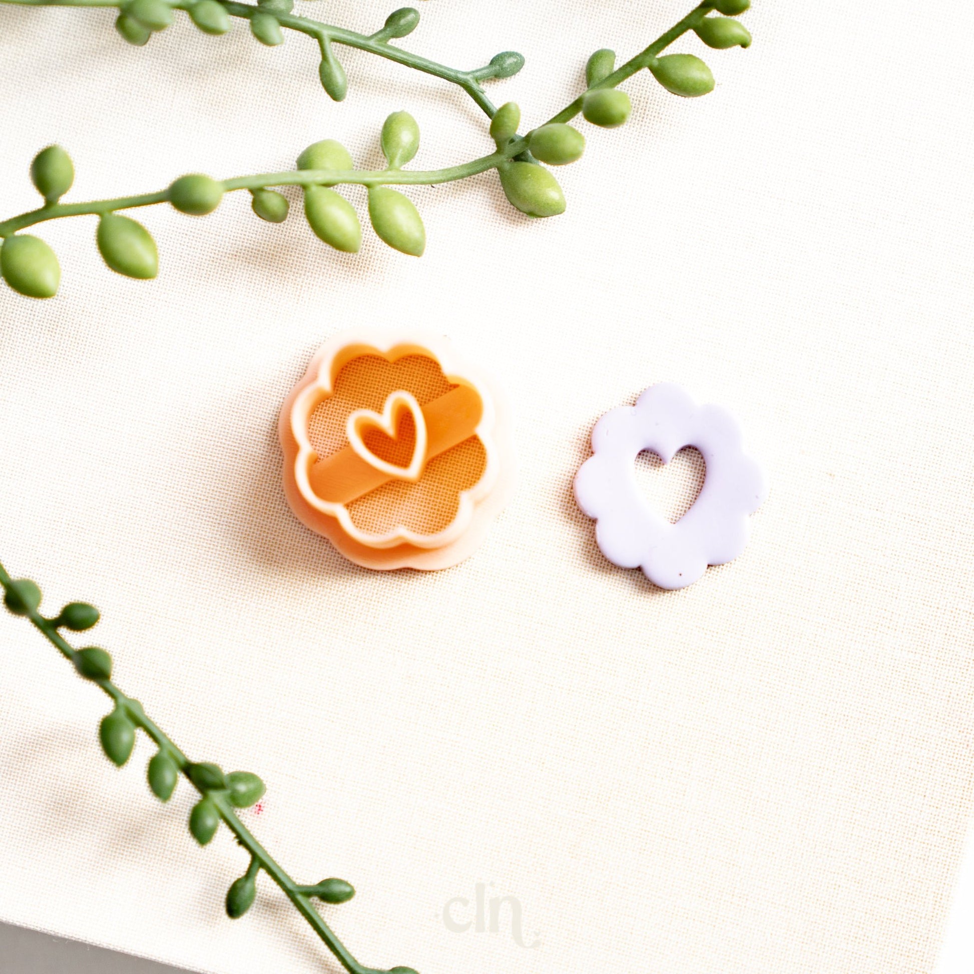 Scalloped donut flower with heart center - Cutter - CLN Atelier