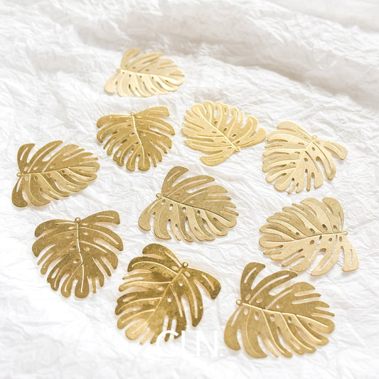 Monstera Charm XL 10 Pieces - Brass charm - CLN Atelier